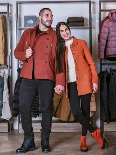 Casal com roupas de frio na loja Artchê